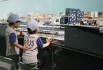 小田急電鉄沿線を再現した巨大ジオラマの下北沢駅を見る子ども＝２０２４年５月、神奈川県海老名市
