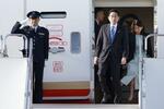 　イタリア、スイス訪問を終え、帰国した岸田首相と妻の裕子さん＝１６日午後、羽田空港