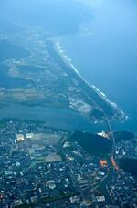 　日向灘に面した宮崎県日南市の沿岸部。気象庁は南海トラフ巨大地震の臨時情報で「南海トラフ巨大地震の発生可能性が平常時に比べて相対的に高まっている」として注意情報を出した＝８日午後７時１７分（共同通信社ヘリから）