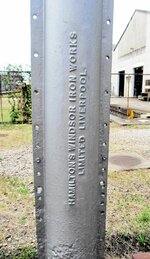 後藤総合車両所に残る鋳鉄柱。英国から輸入された資材が転用された＝米子市日ノ出町の後藤総合車両所