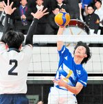 男子２回戦・鳥取育英―慶応　鳥取育英は第２セット、星原（右）のスパイクで２４－２４のジュースに持ち込む＝東京体育館