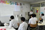 発表者の研究成果や考察に耳を傾ける生徒たち＝１２日、鳥取市東町２丁目の鳥取西高