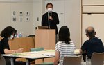 参加者らに向けて、地域活性化の記念講演をする児玉教授＝２４日、鳥取市幸町の市民交流センター