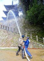 三重塔に向けて放水する自衛消防団員