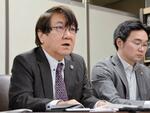 　記者会見する全国統一教会被害対策弁護団の村越進弁護士（左）＝２８日午後、東京・霞が関の司法記者クラブ