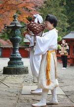 　妙義山の麓にある妙義神社で、ほら貝を吹く片山文恵さん