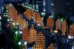　秋田市で始まった「竿灯まつり」。黄金色の竿灯が、街を照らした＝３日夕