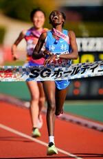 　全国高校駅伝女子で、ゴール直前に逆転し優勝した神村学園アンカーのカリバ・カロライン＝たけびしスタジアム京都