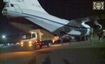 　ニジェールの首都ニアメーで、ロシア軍輸送機から装備を降ろす要員＝４月１０日（ＲＴＮ提供、ＡＰ＝共同）