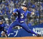 　昨年７月、「横浜スターナイト」の試合で、限定ユニホームを着て完封勝利を挙げたＤｅＮＡの東克樹投手＝横浜スタジアム