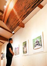 和紙に印刷された写真や、巨大タペストリーが並ぶ＝鳥取市青谷町山根のあおや和紙工房