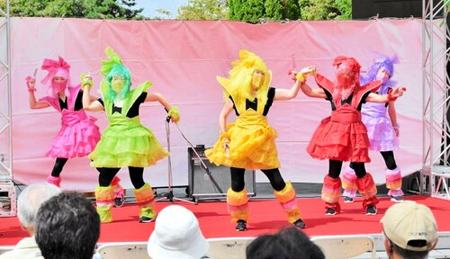 「ももいろ歌合戦」への出場が決まった「おばあＺ」のメンバー＝今年９月、新温泉町丹土の県立但馬牧場公園