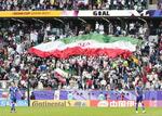 　日本―イラン　試合終了間際、ＰＫで勝ち越し、大喜びのイランサポーター＝アルラヤン（共同）
