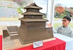 段ボールで〝復元〟された鳥取城の二の丸三階櫓＝鳥取市東町２丁目の仁風閣展示館