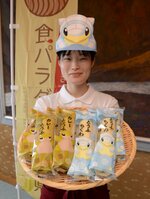 サンドやアローラサンドがデザインされたとうふちくわ＝３０日、鳥取県庁