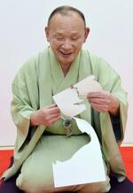 　紙を切る林家正楽さん＝２０１５年１２月、東京都内
