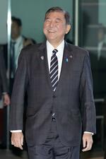 誕生日を迎え、報道陣からの祝福の言葉に笑顔を見せる石破首相＝４日午前、首相官邸