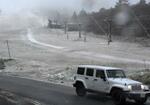 　うっすら雪化粧した大山の中腹にあるスキー場。初冠雪が確認された＝１９日午前、鳥取県大山町