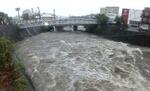 　大雨の影響で増水した長崎市の浦上川のライブカメラ映像＝１４日午前（国交省提供）