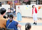 オペレッタを熱演する学生ら＝８日、倉吉市のエースパック未来中心