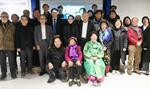 　１６日、韓国・大邱で開かれた日米韓研究者らのセミナーの参加者。手前右が李容洙さん（共同）