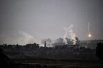 　イスラエル軍による空爆を受けて煙が上がるパレスチナ自治区ガザ＝１４日、イスラエル南部スデロトから撮影（ゲッティ＝共同）