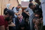 　イスラエル軍による攻撃で亡くなった親戚の葬儀で嘆くパレスチナ人の避難民たち＝２１日、パレスチナ自治区ガザ最南部ラファ（ゲッティ＝共同）