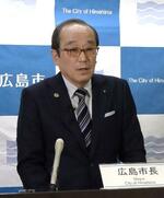 　広島市役所で記者会見する松井一実市長＝７日午前