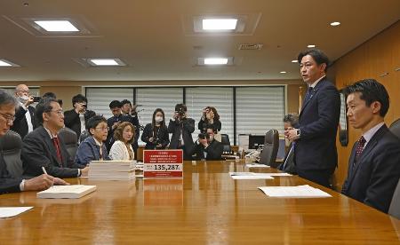 　高額療養費制度を巡り、がん患者団体などと面会する福岡厚労相（右から２人目）＝１２日午後、厚労省