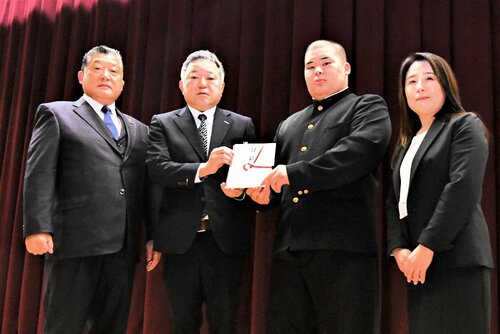 小谷社長（左から２人目）から生徒を代表して目録を受け取った藤村さん＝１９日、鳥取市西品治の鳥取城北高