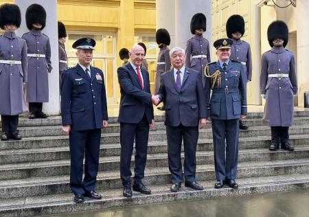 　握手する中谷防衛相（中央右）とヒーリー英国防相（同左）＝１５日、ロンドン（共同）