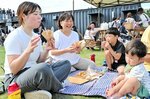 地元グルメを味わう来場者＝２９日、伯耆町須村