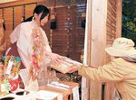 参拝者（右）に縁起物を手渡す福娘＝１０日、新温泉町浜坂の宇都野神社