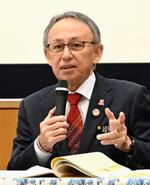 　京都市内の大学で行われた講演会で発言する沖縄県の玉城デニー知事＝１１日午後