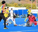 男子決勝・八頭－丹生　八頭は第４クオーター１２分、ゴール前に抜け出した宮脇（中央）がゴールを決めて４－３と勝ち越す＝川崎重工ホッケースタジアム