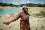 　ガーナ西部で違法な金採掘業者にカカオ農園を破壊され、現状を訴える所有者の女性＝２月２６日（ロイター＝共同）