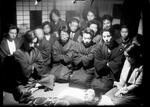 　小林多喜二の遺骸を囲む同志たち（貴司山治撮影、１９３３年、個人蔵）