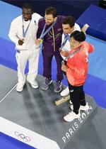 　柔道男子７３キロ級で銅メダルを獲得した橋本壮市（右端）＝パリ（共同）
