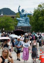 　長崎市の平和公園を訪れた人たち＝８日午前