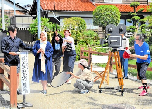 町内周遊型演劇「鹿野タイムスリップツアー」の公開リハーサル＝１２日、鳥取市鹿野町