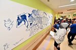 青色の線画で描かれた十二支の壁画＝２６日、米子市上後藤３丁目