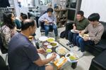 　カレーを食べる「ホームビジット」の参加者ら＝２０２３年１２月、東京都江戸川区