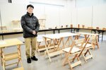 木工作品の展示を通して山の現状を訴える奥田さん＝新温泉町千谷の八田コミュニティセンター