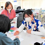 万葉衣装を身にまとって業務にあたる市職員ら＝２９日、鳥取市国府町宮下