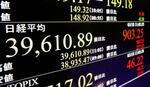 　一時９００円超上げて３万９６００円台を回復した日経平均株価を示すモニター＝１８日午前、東京・東新橋