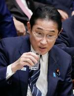 　参院予算委で水を飲む岸田首相＝１日午後