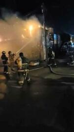 　出動した消防士たち＝２２日、サン・ルイス・リオ・コロラド（Ｂｏｍｂｅｒｏｓ　Ｖｏｌｕｎｔａｒｉｏｓ　Ｓａｎ　Ｌｕｉｓ　ＲＣ提供・ロイター＝共同）