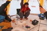 　氷上ワカサギ釣りが解禁され、テントの中で笑顔を見せる人たち＝３１日朝、盛岡市の岩洞湖