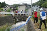 住民が見守る中で実施された排水訓練（福庭東自治公民館提供）