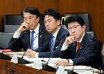 　衆院政治改革特別委で質問を聞く自民党の小泉進次郎氏（中央）ら＝１２日午後